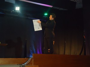 Alain durante il numero di mentalismo in teatro al Gala del WEMM 2011