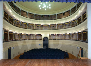 interno teatro Russi